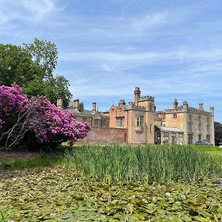 Llanerchydol Hall Suites Уелшпул Екстериор снимка