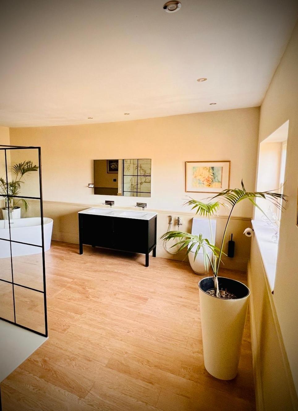 Llanerchydol Hall Suites Уелшпул Екстериор снимка