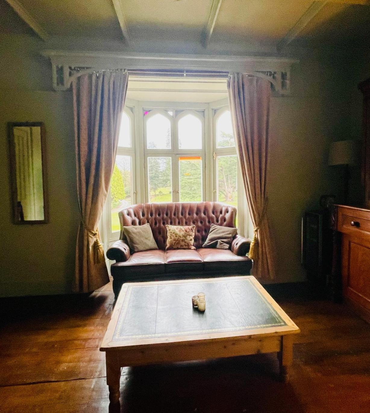 Llanerchydol Hall Suites Уелшпул Екстериор снимка